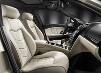 ポルトローナフラウ製レザーと多孔加工のアルカンターラが組み合わされた専用シート。