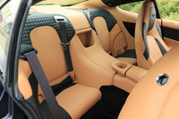 試乗車はプラス2シートを持つ仕様。ただし、かばん置き場と割り切っておいたほうがいい。