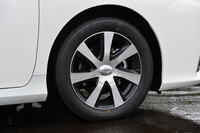 「ミライ」のアルミホイールは、7スポークタイプ。サイズは17インチ。
    