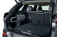 「オフロードキット」は、アウトドアで役立つアイテムを専用バッグにまとめたもの。写真のように、荷室左側のレールに固定することができる（Jeepラックカーゴマネジメントシステム）。
    