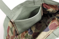 小ぶりな内ポケットも備わります。
    