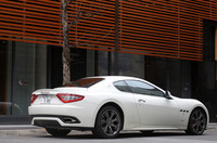 マフラーエンドは、「グラントゥーリズモ」が左右2本の4本出しなのに対し、「S」は楕円の2本出し。