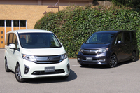 新型「ホンダ・ステップワゴンG・EX」（手前）と、「ステップワゴン スパーダ クールスピリット」（奥）。