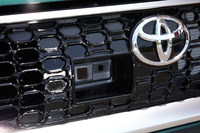 フロントグリル内に設けられた赤外線センサー。「パッソ」には衝突被害軽減ブレーキなどからなる運転支援システム「スマートアシストII」が用意されている。