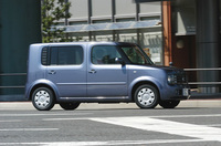 【スペック】cube³SX（4AT）：全長×全幅×全高＝3900×1670×1645mm／ホイールベース＝2600mm／車重＝1160kg／駆動方式＝FF／1.4リッター直4DOHC（98ps／5600rpm、14.0kgm／3200rpm）／車両本体価格＝139.8万円（テスト車＝154.3万円／プライバシーガラス＝3.0万円／キセノンヘッドランプ＝6.0万円／オートライトシステム＆フロントフォグランプ＝1.5万円／インテリジェントキー＝3.0万円／撥水加工シート＝1.0万円）