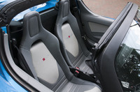 コクピットの眺めは本格スポーツカーそのもの。