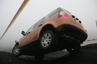 試乗前のブリーフィングで説明された。「フリーランダー2よりボディ剛性の高いモデルは2つしかありません。『ポルシェ・カイエン』と『レンジローバー』です」と。なお、フリーランダー2は、スペアタイヤを背面から荷室の床下に移した。