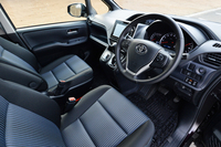 「ヴォクシーZS」のインテリア。写真の青みがかったシート地は、このグレード特有のもの。
    