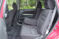 スポーティ仕様のアブソルートだが、シート形状などは他グレードと同じ。生地は、ノーマルがしっとりしたスウェード調を採用するのに対し、アブソルートは目の粗いソフトウィーブと、トリコットのコンビネーションになる。