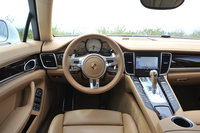 レザーインテリアが標準。試乗車ではオプションの「コニャックナチュラルレザー」が選択されていた。
    