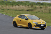 フロント下部両サイドに配置されるLEDデイライトは、今回新たに加わった装備。写真のボディーカラー「ジョン シリウス メタリック」は15万円高となる。