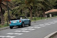 新型「MINIコンバーチブル」のリアビュー。後席の後ろに“じゃばら状”に折りたたむソフトトップの収納方式により、オープン時のクラシカルなデザインを実現している。