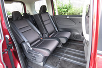 2列目シートには横方向のスライド調整機能と、690mmの超ロングスライド調整機能が設定された。