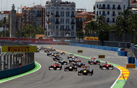 フロントローにつけたレッドブルの2台の後ろで、フェラーリが躍進。予選3位のルイス・ハミルトンを抜き、フェルナンド・アロンソ3位、フェリッペ・マッサ4位でオープニングラップを終えた。（Photo=Red Bull Racing）
