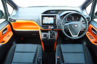 運転席まわりの様子。グレードにより、写真のような大胆な色使いのインテリアも選択できる。
    