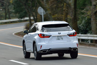 プラットフォームとフロントサスペンションの開発には、特に力を入れたとされる新型「レクサスRX」。「ステアリング操作に対する優れた応答性」「疲れにくい乗り心地」を実現したという。