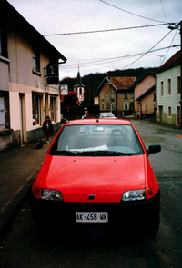 1997年3月、筆者がイタリア・シエナからフランス・パリまで往復2400キロドライブをしたとき、レンタカーで借りた初代「フィアット・プント」。最廉価版ゆえ、バンパーはボディー同色でなく、ミラーも運転席側のみ。