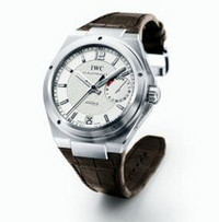 限定車のオーナーに贈られる、「IWCグロッサー・インヂュニア」。背面はスケルトンになっており、IWCのペラトン式ムーブメントを覗き見ることができる。
ちなみに、メルセデスとIWCのコラボレーションは、2004年10月の「CLS55 AMG IWC Engineer」が始まり。