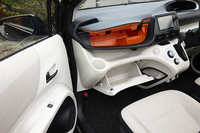 充実した収納スペースも「シエンタ」の特徴。インストゥルメントパネルの助手席側には、上下2カ所のグローブボックスに加え、オープントレイやコンソールサイドポケットなどが設けられている。
    