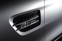 フロントホイールアーチの後ろには、メルセデスのスポーツカーの伝統的なディテールであるエアアウトレットが備わる。