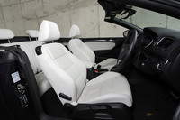 シートカラーは「ブラック」「トリュフ」「サルサレッド」「セラミック」（写真）の4色から選べる。