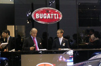 
	ブガッティ社長のトマス・ブシェール氏（左）と、ニコルのニコ・ローレケ社長。
	 