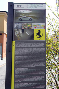 他の名所旧跡と同様のプレートが備えられている。