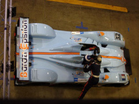 午後7時30分からの予選開始を待つNo.32バラツィ・イプシロン・ザイテック07S/2（No.33は日本人の黒澤治樹がドライブ）。このときはまだウェットコンディションながら、雨は止んでいたのだが……。