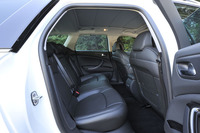 後席の様子。写真は、パノラミックガラスウィンドウのシェードを閉めた状態。