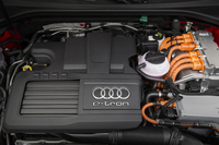 パワーユニットは1.4リッター直噴ターボエンジンとモーターの組み合わせ。有段式のトランスミッションを備えている点が、日本のプラグインハイブリッド車との大きな違いとなっている。