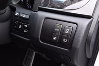 運転席の右前方には、さまざまな運転支援システムのオン／オフスイッチがレイアウトされる。