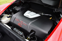 最高出力240psを発生する1.7リッター直4ターボエンジンは、最高回転数を高めるべく、クランクシャフトに8個のカウンターウェイトが取り付けられている。アルミブロックを採用したことによる軽量設計も、見どころの一つ。
    