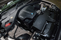 フロントに縦置きされる、2リッター直4ターボエンジン。低回転域からの豊かなトルクと、優れた燃費性能がセリングポイントだ。
    