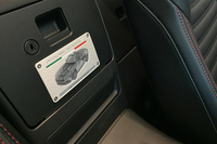 運転席と助手席の間には、製造ナンバーのプレートが。この展示車は296番。