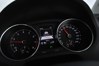 
    左がエンジン回転計で、右が速度計。速度計の目盛りは240km/hまで刻まれる。アダプティブクルーズコントロールほか運転支援システムの情報は、中央のモニターに表示される。
    