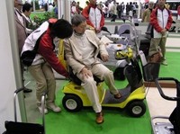 お年寄りの足、電動クルマ椅子なども展示される。