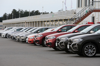 BMW、MINI、ロールス・ロイスのクルマが一同に。