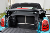 トランクルームの容量は、ルーフが閉じた状態で215リッター、オープンの状態で160リッター。スルーローディングシステムの開口部も広げられているほか、トランクルームの上部を開くことで大きな荷物の積載を容易にする「イージーローディング機能」も用意されている。