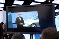 ダイムラーのディーター・ツェッチェCEOによるプレゼンに耳を傾けるプレス関係者。