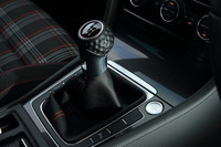 これも「ゴルフGTI」の伝統である、ゴルフボールをモチーフとした意匠のシフトノブ。