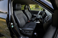 シート表皮は本革とスエード調合皮のコンビタイプ。4WD車の前席には、2段階の温度調整機構付きシートヒーターが備わる。