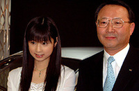 金社長と、タレントの小倉優子さん