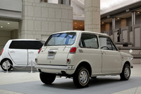 「N360」のリアビュー。その奥にチラリと見えるのは、テレビCMにも登場する「N-ONE」の実物大ペーパークラフト。