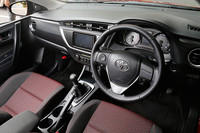 インストゥルメントパネルはカーボン調のブラック。ステアリングホイールとシフトノブは本革巻きとなる。