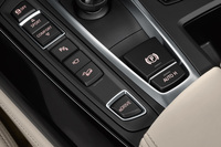 センターコンソールには、走行モードの選択ボタンや運転支援システムのオン／オフスイッチが並ぶ。
    