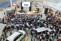 発表会場に詰めかけたランクルファンの方々。これですべてではなく、エスカレーターを登った2階でも多くのファンが小鑓さんの話に耳を傾けていた。