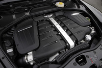 ベースとなるコンチネンタルGTのパワーユニット（560ps）をさらにチューニングし、50psを上乗せ。610psの最高出力を発生する。