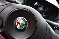 ステアリングホイールの中央部にはアルファ・ロメオのエンブレムが添えられる。
    
