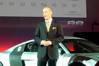 「ハイパフォーマンスラクシャリーカーセグメントに、新たなスタンダードをうち立てるクルマ」とR8を紹介する、アウディジャパンのドミニク・ベッシュ社長。