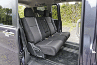 5代目「ステップワゴン」の2列目は、基本的に独立式のキャプテンシート。今回のテスト車が装備するベンチシート（写真）は、2万1600円のオプションとして用意される。（写真をクリックするとシートアレンジが見られます）